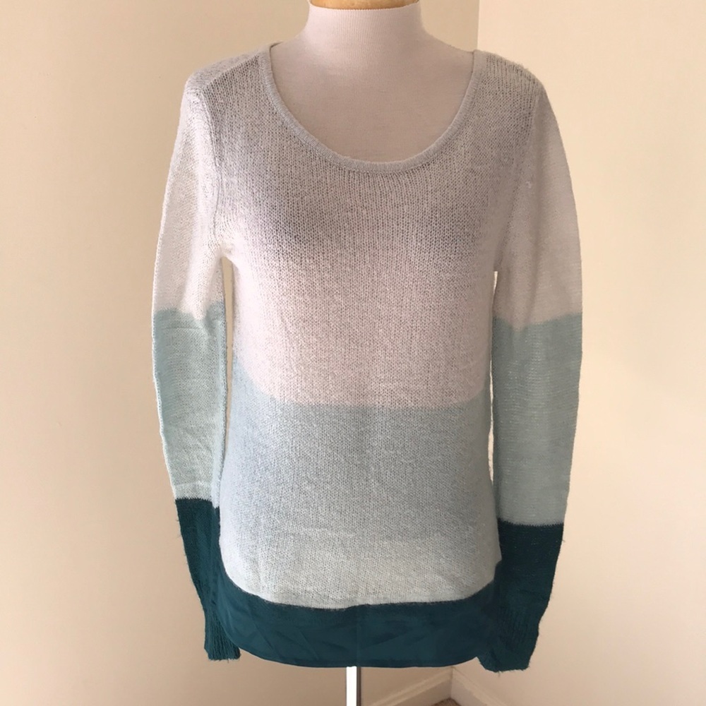 Hinge small pastel green knit light weight sweater .